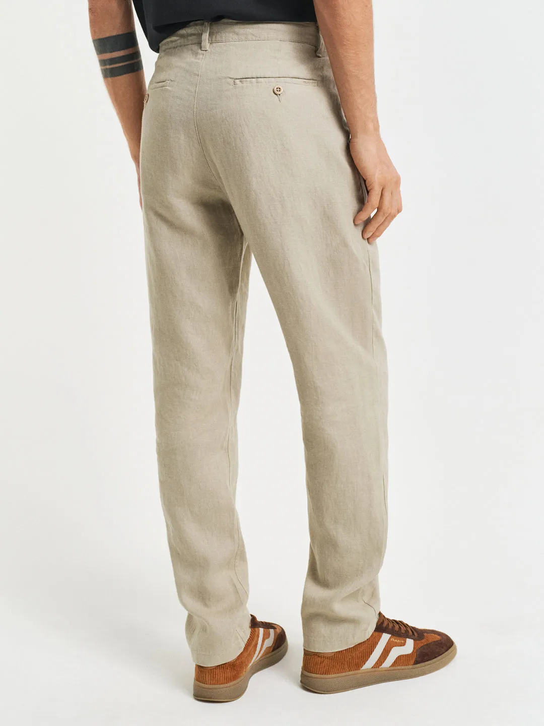 Gant Men Beige Solid Relaxed Fit Flat-Front Chinos